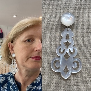 Grande boucles d’oreilles en résine clip arabesque made in France