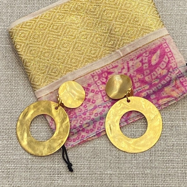 Boucles d’oreilles martelées clips dorées mat Made in France