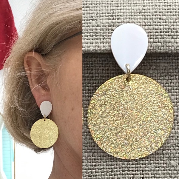 Boucles d’oreilles percées nacre et dorée