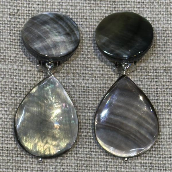 Goutte en nacre grise