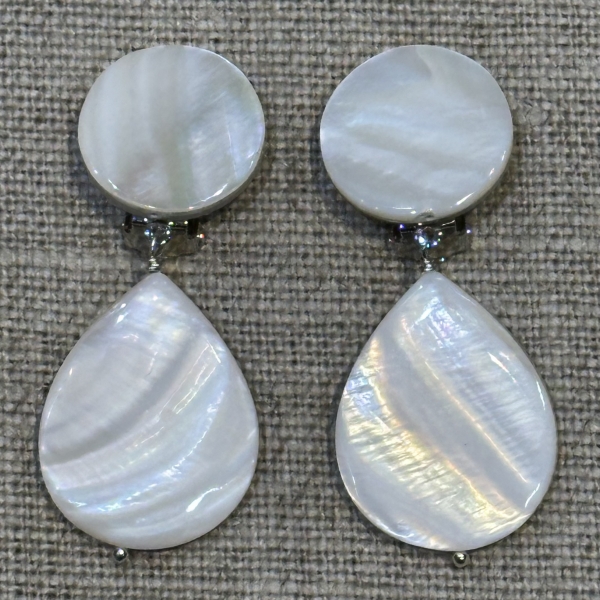 Goutte en nacre blanche