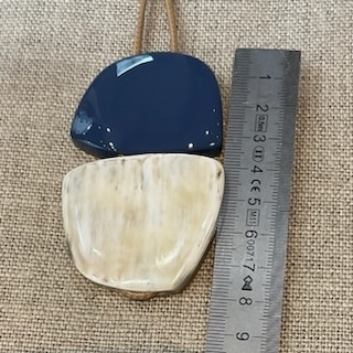 Sautoir corne laquée