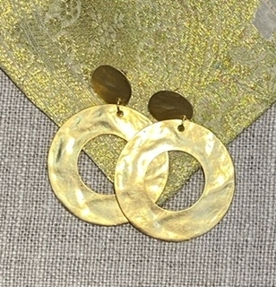 Boucles d’oreilles dorées martelé percées