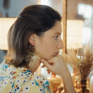 Boucles d’oreilles clips percées fleur dorée Made in France