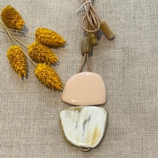 Sautoir corne de duffle-coat laqué rose pâle