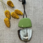 Sautoir corne laquée vert