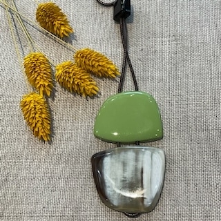 Sautoir corne laquée vert