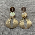 Boucle d’oreille nacre et dorées percées
