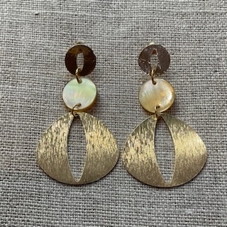 Boucle d’oreille nacre et dorées percées