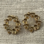 Boucles d’oreille fleurs acier inoxydable sur l’oreille